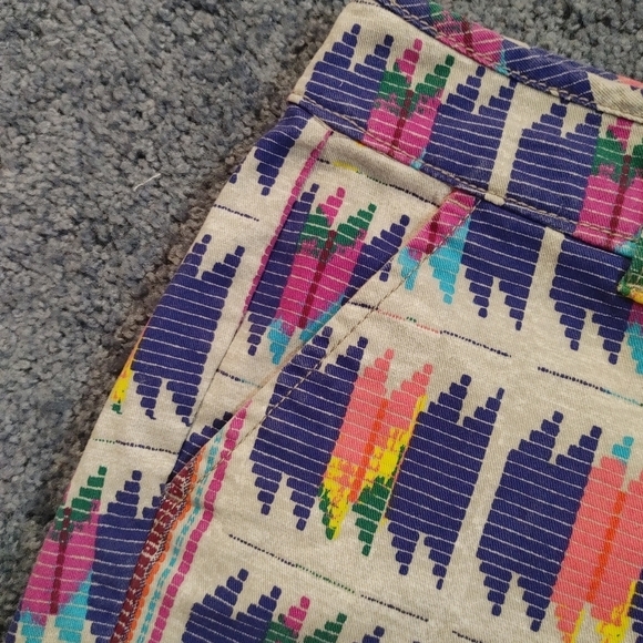 American Eagle Colorful Patterned Women's Shorts With Pockets, Size 6 - Picture 4 of 9